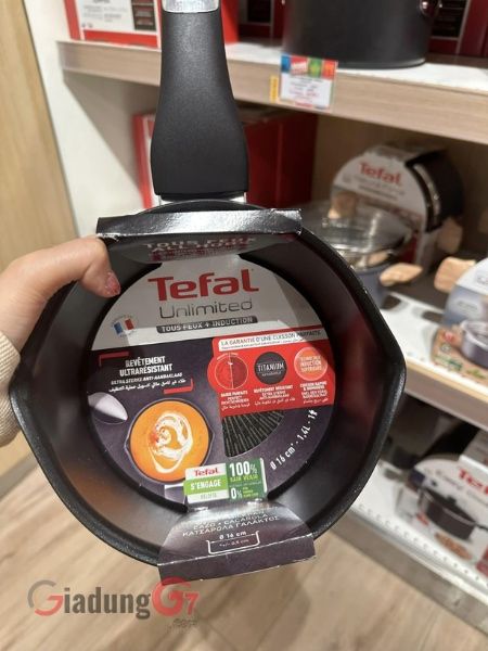 Nồi quánh Tefal Unlimited size 16cm có thiết kế nhỏ gọn với trọng lượng chỉ 0,5kg dùng để quấy bột, nấu thức ăn lượng nhỏ cho các bé.