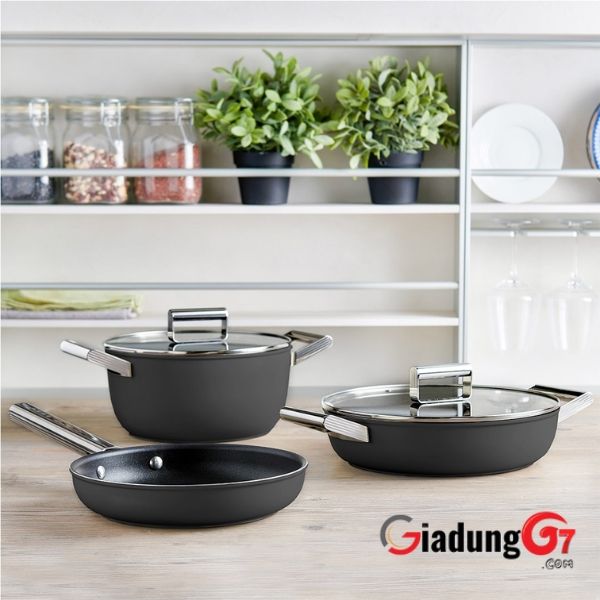 Nồi Smeg CKFC2411BLM màu đen 24cm có Bề mặt nấu tương thích: Cảm ứng, khí đốt, gốm sứ, điện