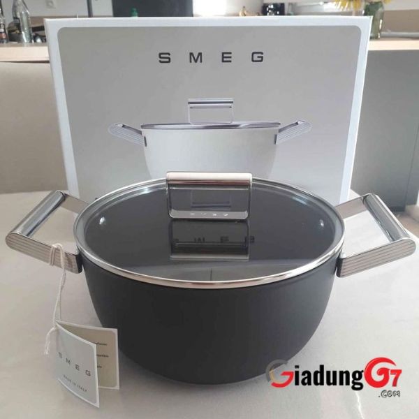 Nồi Smeg CKFC2411BLM màu đen 24cm được sản xuất tại Ý, thiết kế và chất liệu làm cho nó thanh lịch cũng như dễ sử dụng.