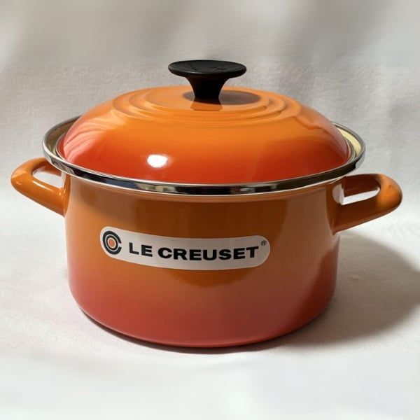 Nồi thép Le Creuset 20cm 3.7L - Màu Cam sáng bóng và kiểu dáng đẹp mắt này chắc chắn sẽ làm bừng sáng bất kỳ căn bếp nào.