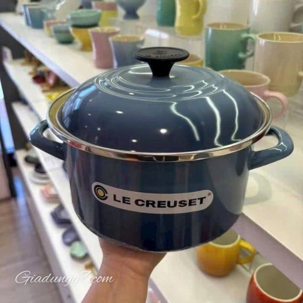 Nồi thép Le Creuset 20cm 3.7L - Màu Xanh Dương sáng bóng và kiểu dáng đẹp mắt này chắc chắn sẽ làm bừng sáng bất kỳ căn bếp nào