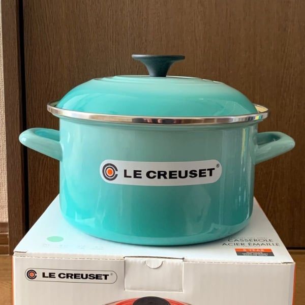 Nồi thép Le Creuset 20cm 3.7L - Màu Xanh Mint sáng bóng và kiểu dáng đẹp mắt này chắc chắn sẽ làm bừng sáng bất kỳ căn bếp nào.