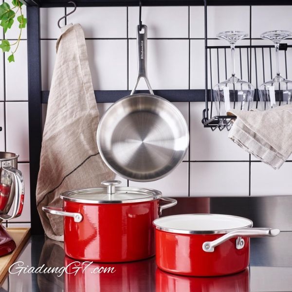 Nồi tráng men lõi thép KitchenAid có nắp màu đỏ cao 24 x 20cm có bề mặt nấu 100% tự nhiên
