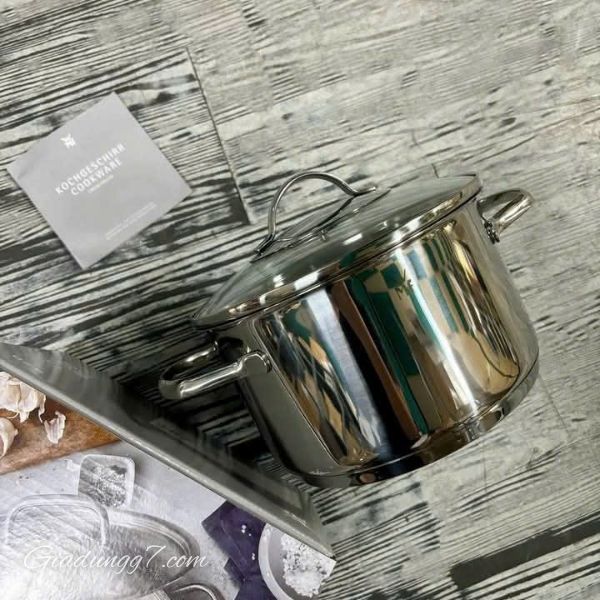 Nồi WMF Provence Plus 20cm - 3.3L được làm từ thép không gỉ cao cấp