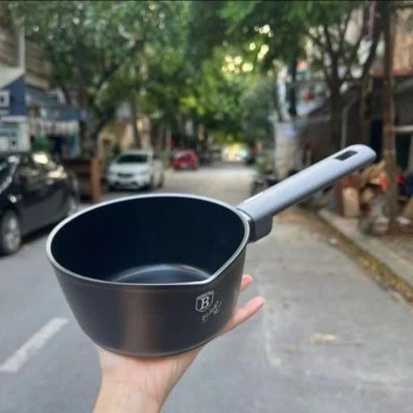 Quánh Berlinger Haus BH-8117 16cm được làm bằng nhôm rèn chất lượng cao được phủ một lớp titan có hệ số độ cứng rất cao