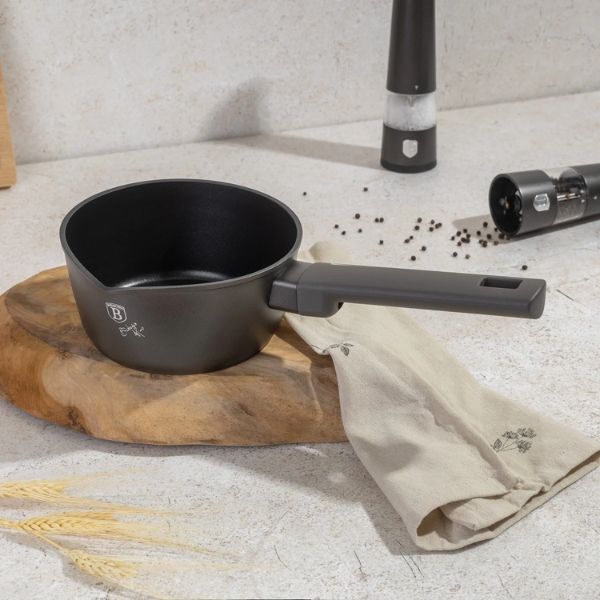Quánh Berlinger Haus BH-8117 16cm - Màu Đỏ/ Đen phủ titan Pro chống dính là một trong những dòng sản phẩm được ưa chuộng nhất của Bộ sưu tập BerlingerHaus Emerald