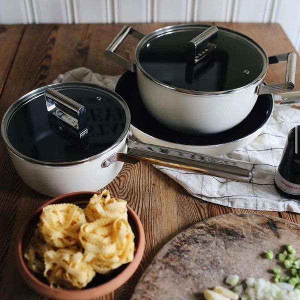 Quánh chống dính Smeg CKFS2011CRM có nắp 20cm màu kem là sản phẩm cao cấp đến từ Ý