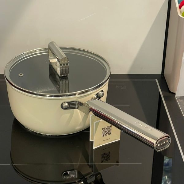 Quánh chống dính Smeg CKFS2011CRM 20cm Phù hợp với mọi loại bếp, kể cả bếp từ, gas, gốm, điện.