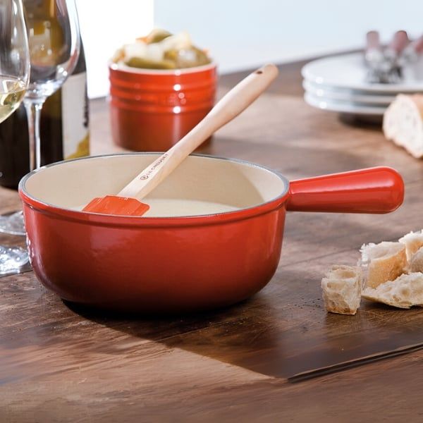 Quánh gang Le Creuset 18cm không nắp - Màu Đỏ anh đào với khả năng giữ nhiệt tốt, gang là vật liệu lý tưởng cho món fondue.