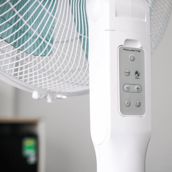 Quạt cây Rowenta VU5890 có điều khiển cầm tay và màn hình LED rõ ràng