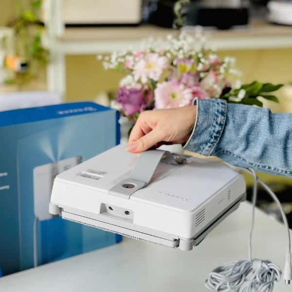 Robot lau kính Ecovacs Winbot mini Công nghệ phun nước chéo tự động giúp làm sạch hiệu quả