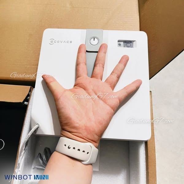 Robot lau kính Ecovacs Winbot mini Tiết kiệm không gian, dễ dàng cất giữ và mang theo