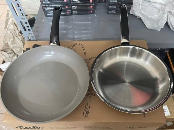 Chảo rán Fissler Ceratal Classic phủ gốm (28 cm) + Chảo rán Pure Collection bằng thép không gỉ không phủ (24 cm), Sản xuất tại Đức, Tương thích với bếp từ