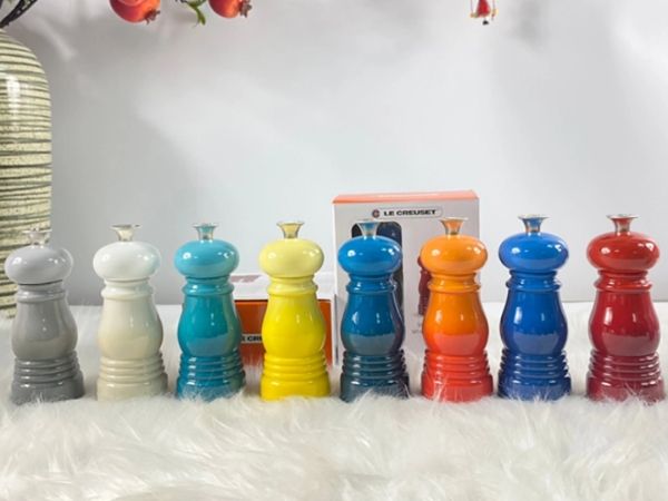 Set 2 lọ xay muối tiêu Le Creuset có nhiều màu cho bạn lựa chọn