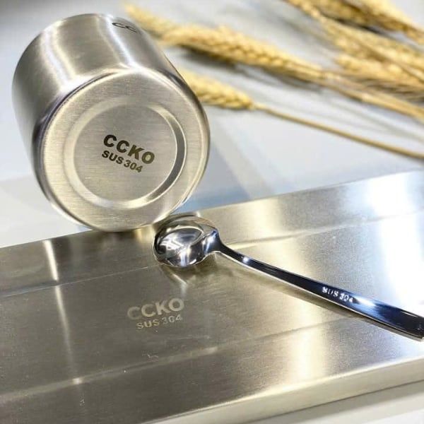 Set 4 hũ đựng gia vị inox nắp thủy tinh CCKO kèm khay Màu sắc: Inox bạc sang trọng, tinh tế, là điểm nhấn hoàn hảo cho bếp nhà bạn!