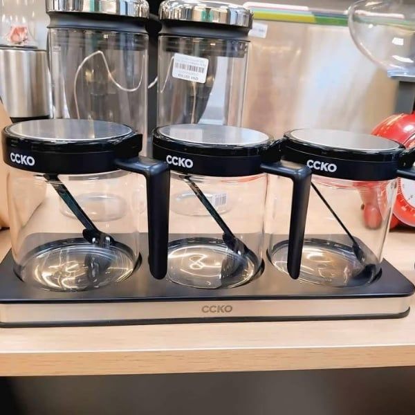 Set 3 hũ đựng gia vị thủy tinh CCKO có tay cầm kèm khay  Lọ thuỷ tinh trong suốt giúp bạn có thể nhìn rõ và phân biệt gia vị bên trong lọ