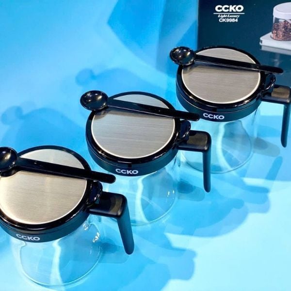 Set 3 hũ đựng gia vị thủy tinh CCKO có tay cầm kèm khay  Lọ thuỷ tinh trong suốt giúp bạn có thể nhìn rõ và phân biệt gia vị bên trong lọ