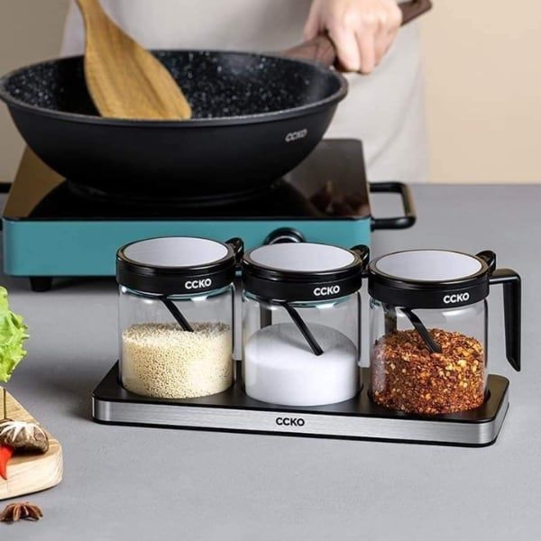 Set 3 hũ đựng gia vị thủy tinh CCKO có tay cầm kèm khay  Lọ thuỷ tinh trong suốt giúp bạn có thể nhìn rõ và phân biệt gia vị bên trong lọ