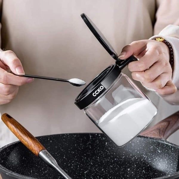 Set 3 hũ đựng gia vị thủy tinh CCKO có tay cầm kèm khay  Lọ thuỷ tinh trong suốt giúp bạn có thể nhìn rõ và phân biệt gia vị bên trong lọ