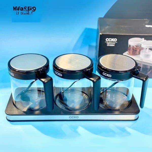 Set 3 hũ đựng gia vị thủy tinh CCKO có tay cầm kèm khay  Lọ thuỷ tinh trong suốt giúp bạn có thể nhìn rõ và phân biệt gia vị bên trong lọ