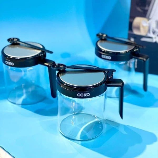 Set 3 hũ đựng gia vị thủy tinh CCKO có tay cầm kèm khay  Lọ thuỷ tinh trong suốt giúp bạn có thể nhìn rõ và phân biệt gia vị bên trong lọ