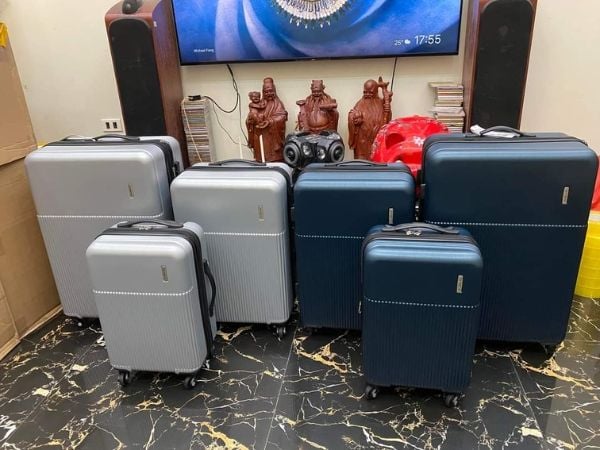 vali Samsonite Azure Hệ thống tay cầm nhiều tầng bằng nút nhấn với tay cầm bên trên và bên có thể thu vào