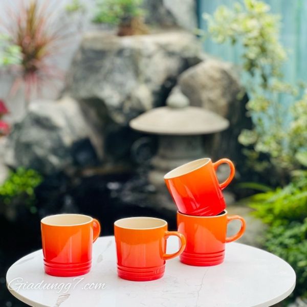 Set 4 cốc sứ Le Creuset Metallic 350ml màu cam là bộ bốn cốc sứ mang thiết kế cổ điển của thương hiệu Pháp.