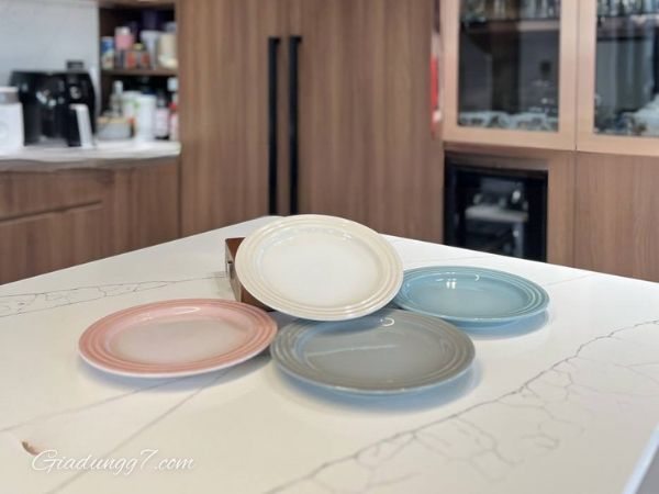 Set 4 đĩa phẳng Le Creuset 22cm màu Pastel - 1109032 Kích thước lớn cũng có thể được sử dụng để đựng các món ăn chính
