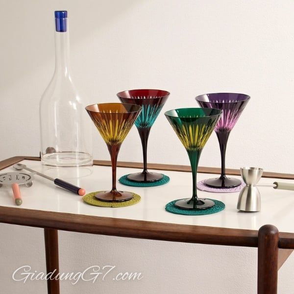 Những chiếc ly martini của L'Objet chắc chắn sẽ làm bừng sáng không gian bàn tiệc của bạn