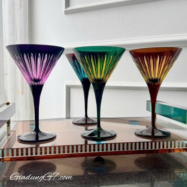 Bộ bốn ly martini Prism được thiết kế cắt thủ công.