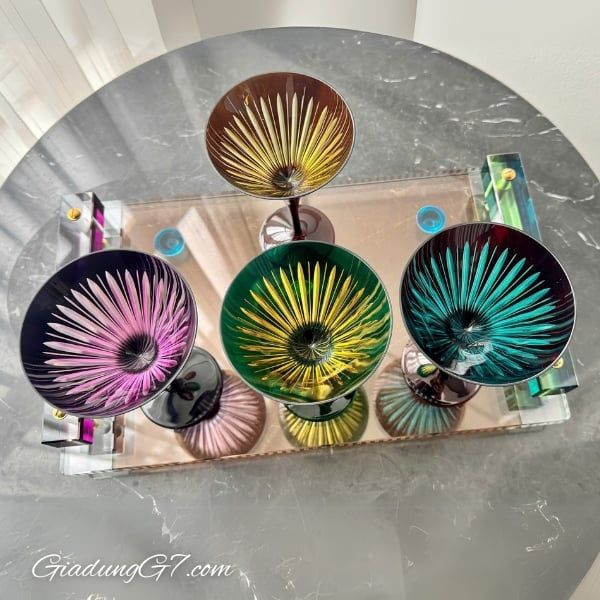 Bộ bốn ly martini Prism được thiết kế cắt thủ công.