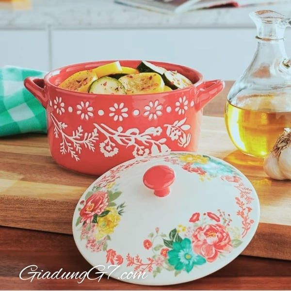 Thêm nét cổ điển cho đồ nấu nướng của bạn với Bộ nồi mini Pioneer Woman Fancy Flourish có nắp đậy