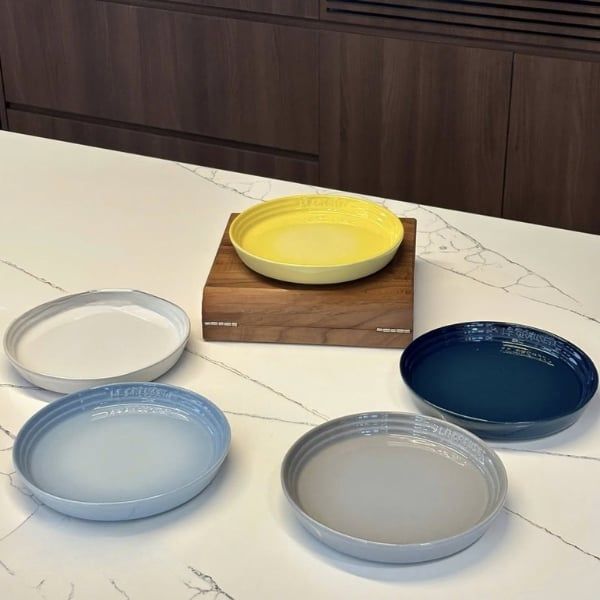 Set 5 đĩa Le Creuset Neo Round Plate 17cm - 69264172899014 là lựa chọn tinh tế cho những ai yêu thích sự tối giản và thanh lịch trên bàn ăn.