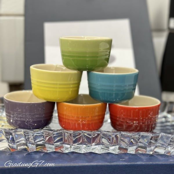 Set 6 bát Le Creuset cầu vồng mini 100ml - Bộ sáu chiếc cốc đất nung rực rỡ với sắc màu cầu vồng tươi sáng, tạo nên vẻ đẹp sinh động và bắt mắt.