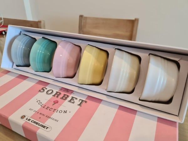 Set 6 bát sứ Le Creuset Sorbet Ramekin 10cm 100ml được làm bằng gốm sứ với lớp men bóng bên ngoài.