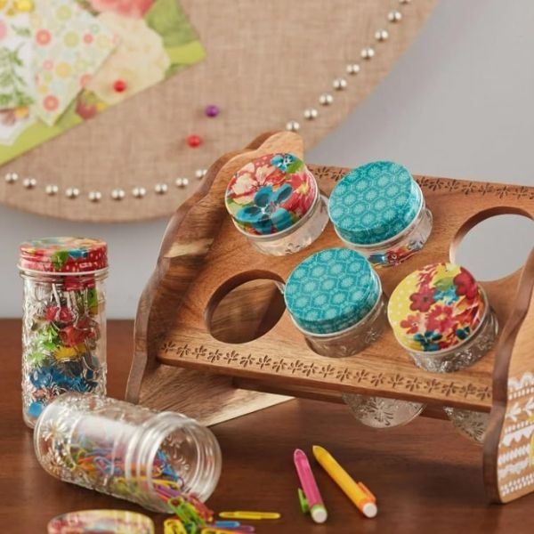 Set 6 lọ đựng gia vị kèm giá The Pioneer Woman mang đến sự kết hợp hoàn hảo giữa tính năng và thẩm mỹ cho không gian bếp của bạn.