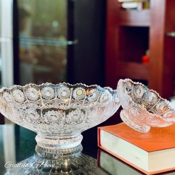 Set 7 chân bồng pha lê mài Bohemia (1 chân bồng 25cm + 6 bát 13cm) có kiểu dáng sang trọng, thanh thoát được thiết kế theo phong cách Châu Âu