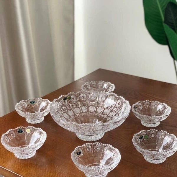 Set 7 chân bồng pha lê mài Bohemia (1 chân bồng 25cm + 6 bát 13cm) có kiểu dáng sang trọng, thanh thoát được thiết kế theo phong cách Châu Âu