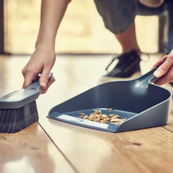 Set chổi và hót rác gắn tường Joseph Joseph 65001 CleanStore Bàn chải có lông mềm, có lông vũ, giúp thu bụi hiệu quả hơn và có góc cạnh ở phía trước để đi vào các góc