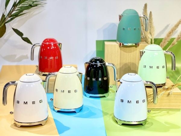 Ấm siêu tốc Smeg KLF03 có nhiều màu sắc khác nhau