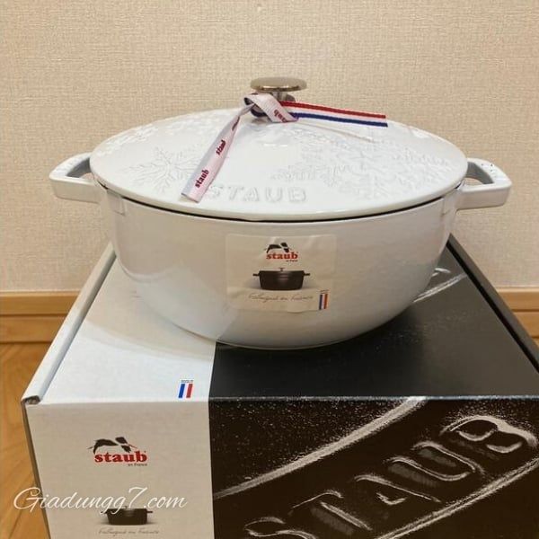Nồi gang tròn Staub hoa tuyết 24cm Lựa Chọn Hoàn Hảo Cho Mọi Bữa Ăn