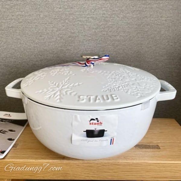 Nồi gang tròn Staub hoa tuyết 24cm Tay Nghề Thủ Công Tinh Xảo