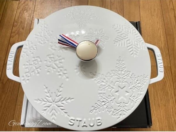 Nồi gang tròn Staub hoa tuyết 24cm – Sự Kết Hợp Hoàn Hảo Giữa Thiết Kế Tinh Tế và Hiệu Suất Nấu Nướng Vượt Trội