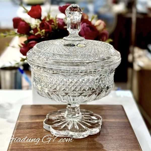 Thố pha lê có nắp Bohemia Alexandria 15cm là một tuyệt tác được làm thủ công và cắt bằng tay từ pha lê Séc cao cấp