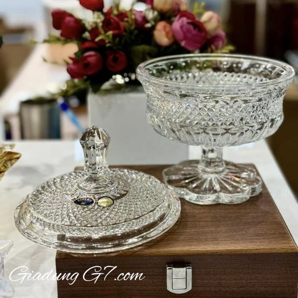 Thố pha lê có nắp Bohemia Alexandria 15cm là một tuyệt tác được làm thủ công và cắt bằng tay từ pha lê Séc cao cấp