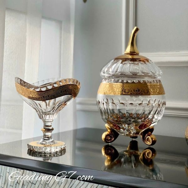 Thố pha lê quả táo Romantic Ales Zverina 25cm 3 chân hoa văn khắc hoàn bằng tay