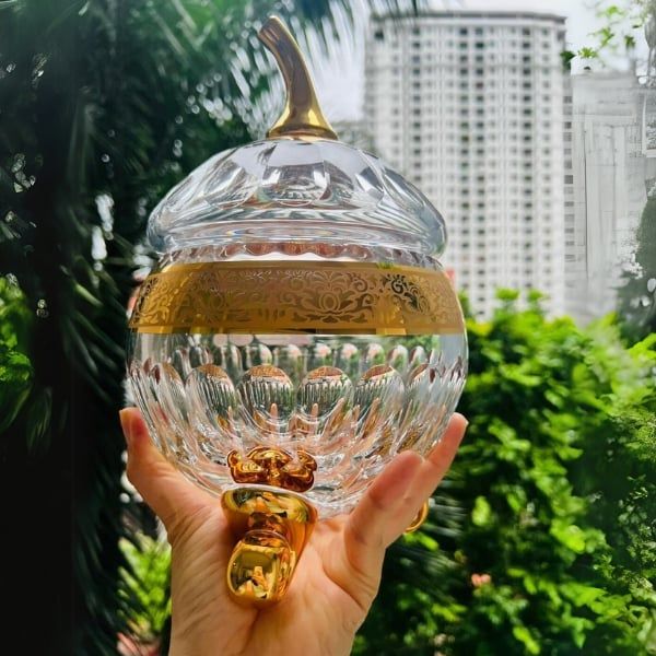 Thố pha lê quả táo Romantic Ales Zverina 25cm 3 chân hoa văn khắc hoàn bằng tay