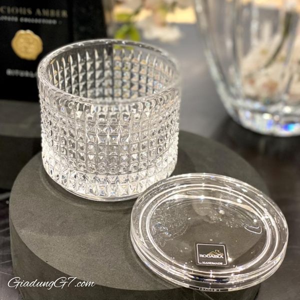 Thố pha lê Rogaska Diamond 10cm được làm bằng chất liệu là pha lê không chì, có độ bền cao