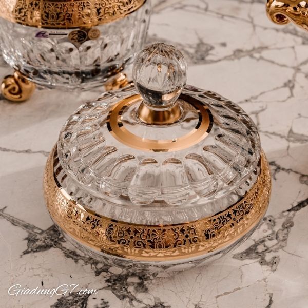 Thố pha lê Romantic 130 là món đồ gia dụng tinh tế, mang lại nét đẹp sang trọng cho không gian bếp hoặc phòng ăn.