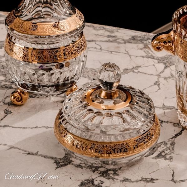 Thố pha lê Romantic 130 là món đồ gia dụng tinh tế, mang lại nét đẹp sang trọng cho không gian bếp hoặc phòng ăn.
